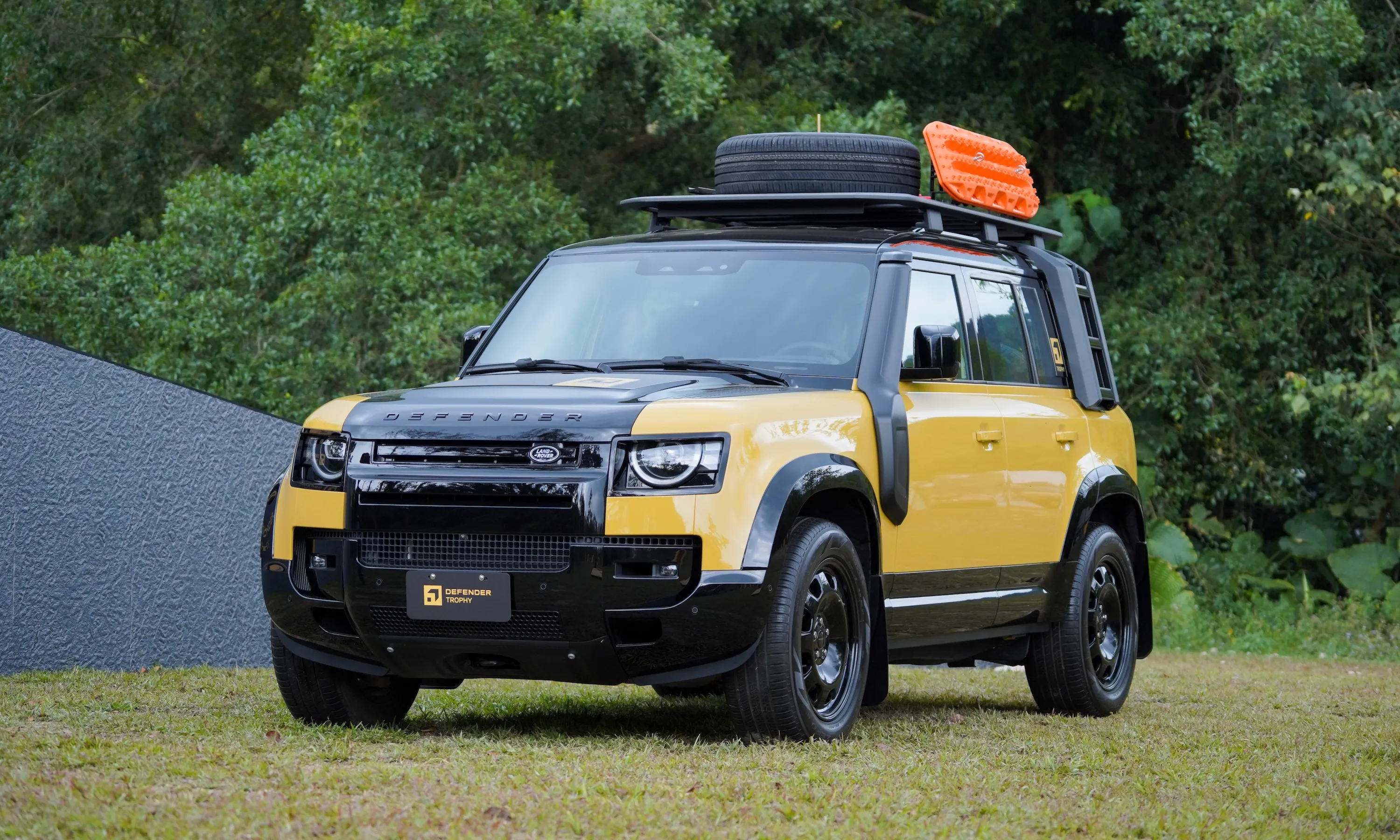 Land Rover Defender Trophy: SUV địa hình hạng sang về Việt Nam giá 7,489 tỷ đồng