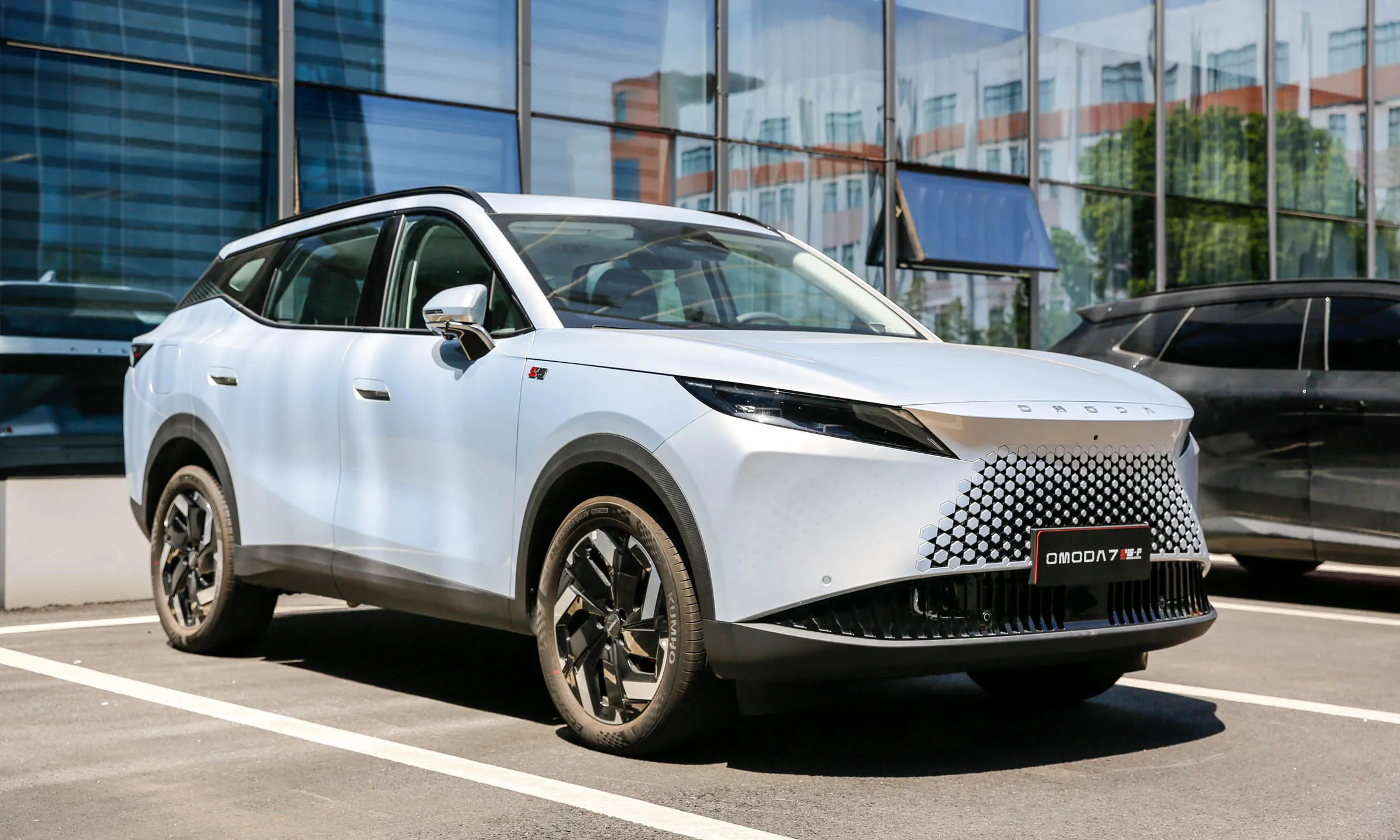 Omoda C7: Xe Trung Quốc đầu tiên có đỗ xe tự động tại Việt Nam