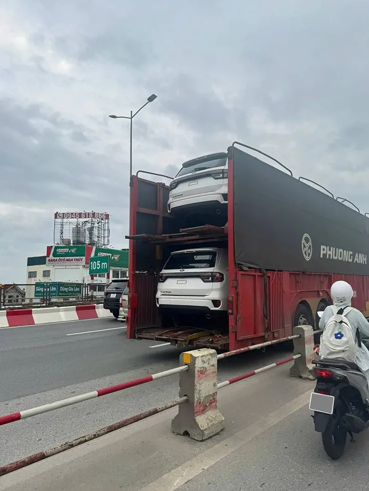 Ford Everest Platinum 2026 Lộ Diện Tại Hà Nội, Chuẩn Bị Ra Mắt