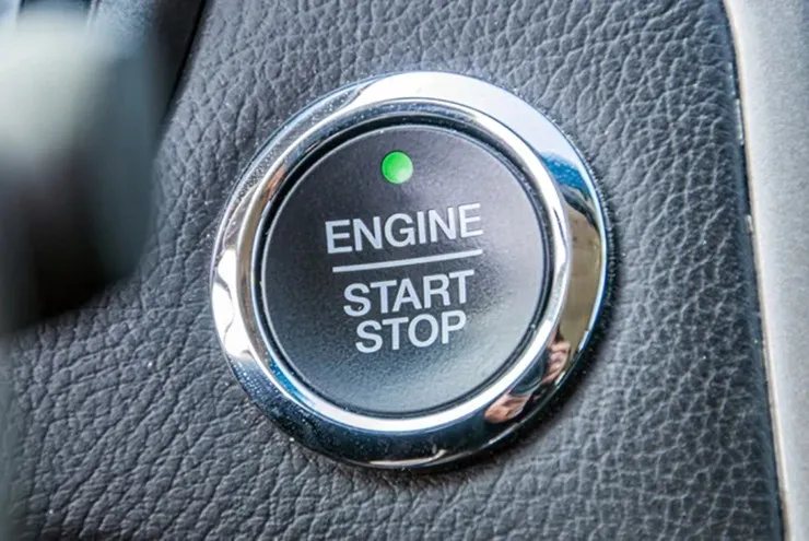 Nút Start/Stop trên ô tô: Bấm khi đang lái có nguy hiểm?
