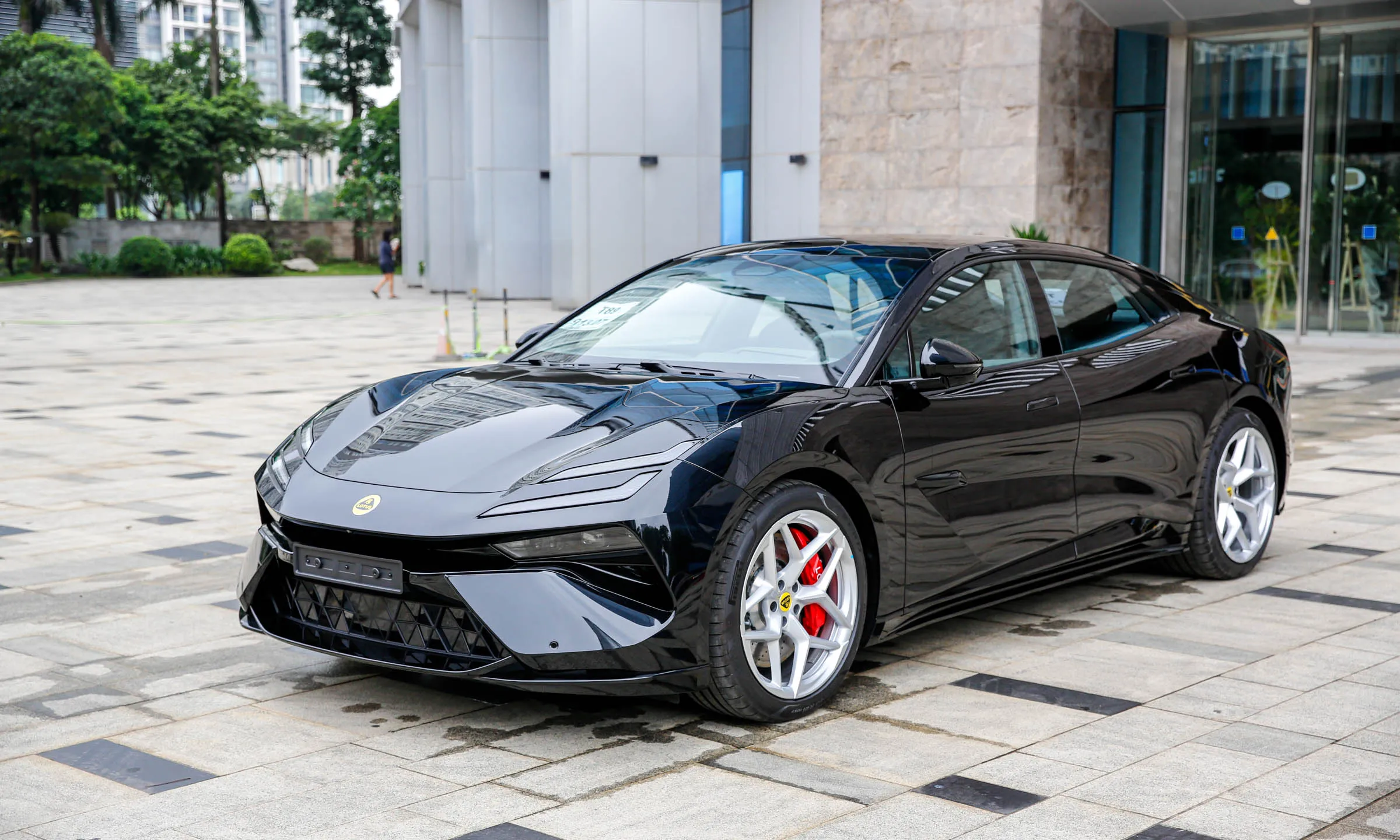 Lotus Emeya: Sedan điện hiệu năng cao giá từ 4,48 tỷ đồng tại Việt Nam