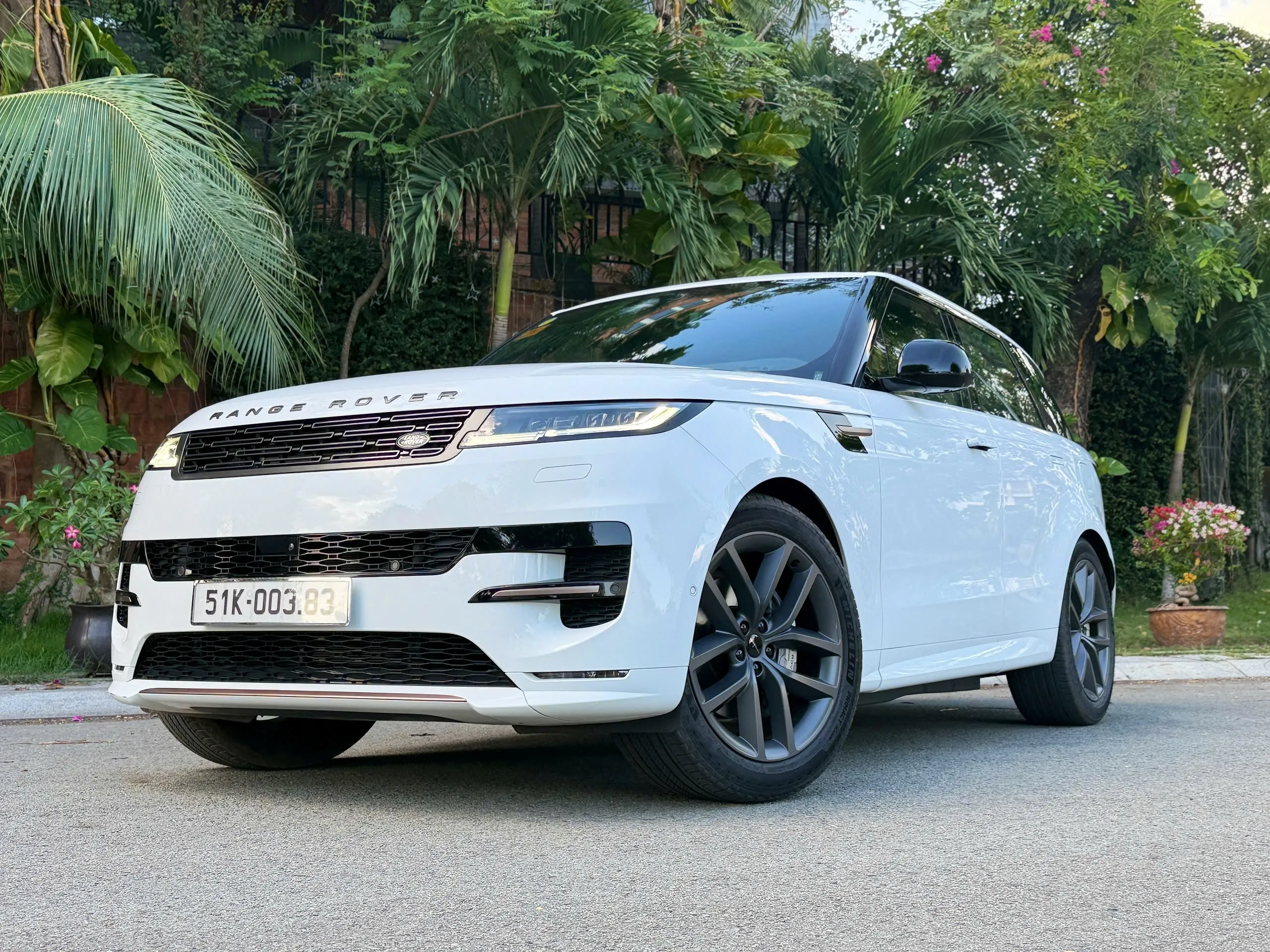 Range Rover Sport PHEV đầu tiên về Việt Nam: SUV hạng sang, giá từ 6.9 tỷ