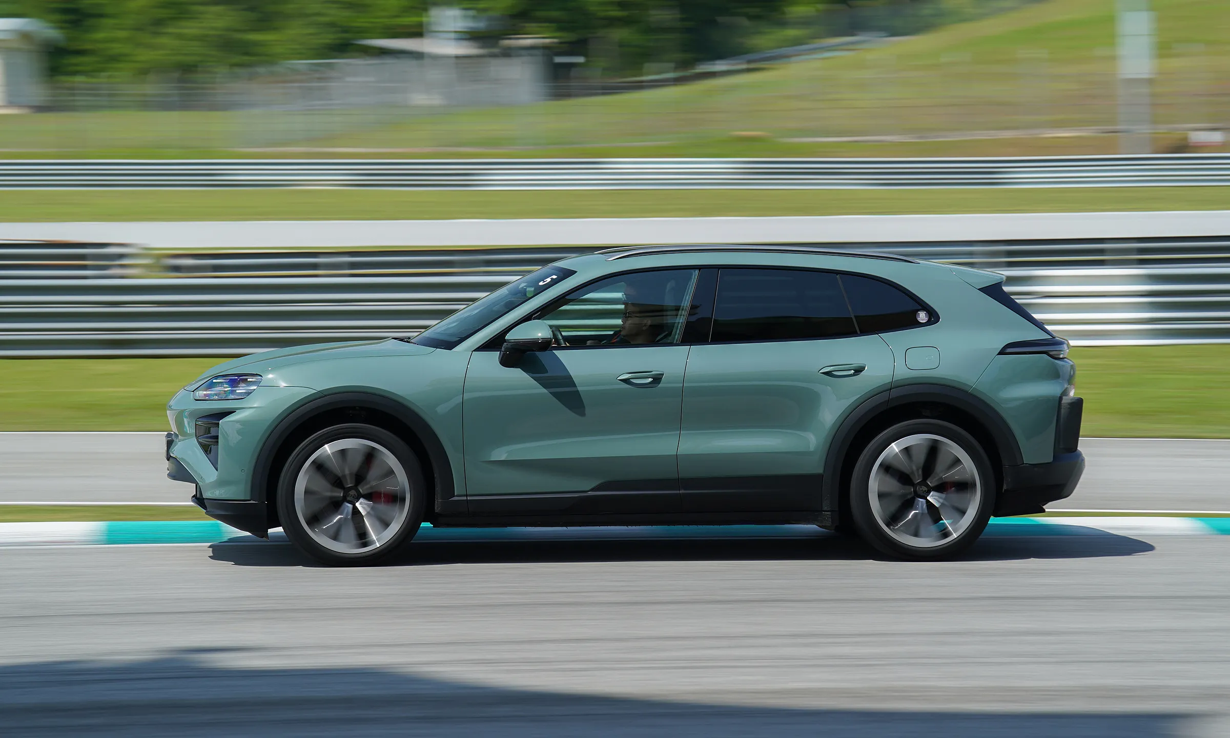 Porsche Cayenne EV: Gia tốc