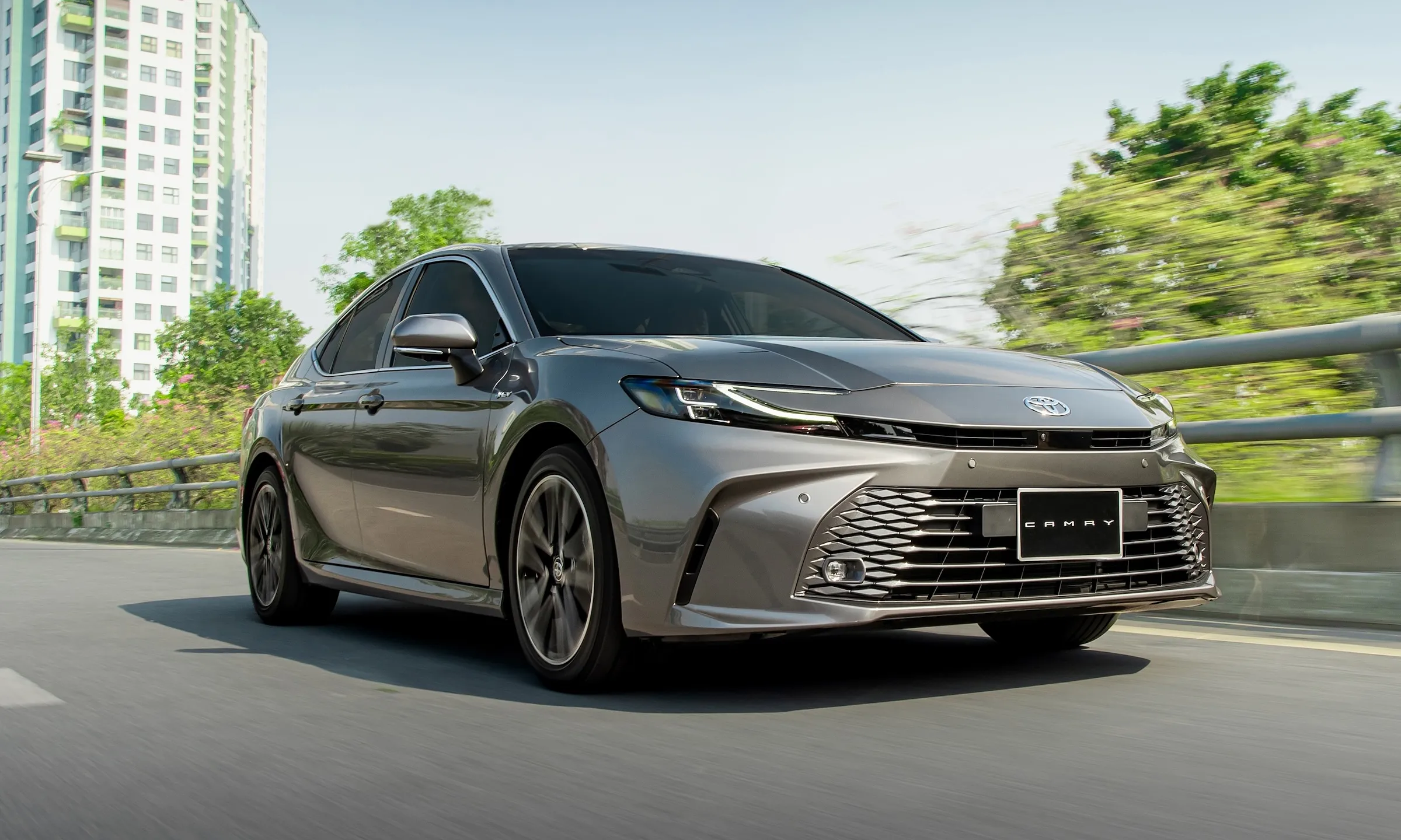 Toyota Camry Hybrid: Giảm Giá Sâu 140 Triệu Đồng, Giá Mới Từ 1.32 Tỷ