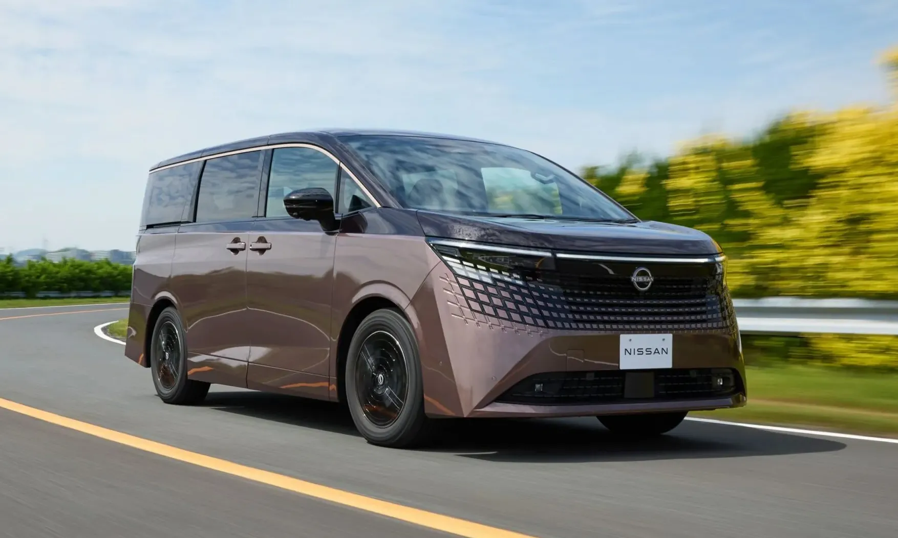 Nissan Elgrand 2025: Minivan hạng sang thách thức Toyota Alphard