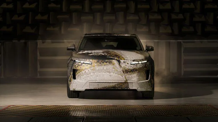 Range Rover hé lộ GT thuần điện đầu tiên: Sang trọng, đa địa hình