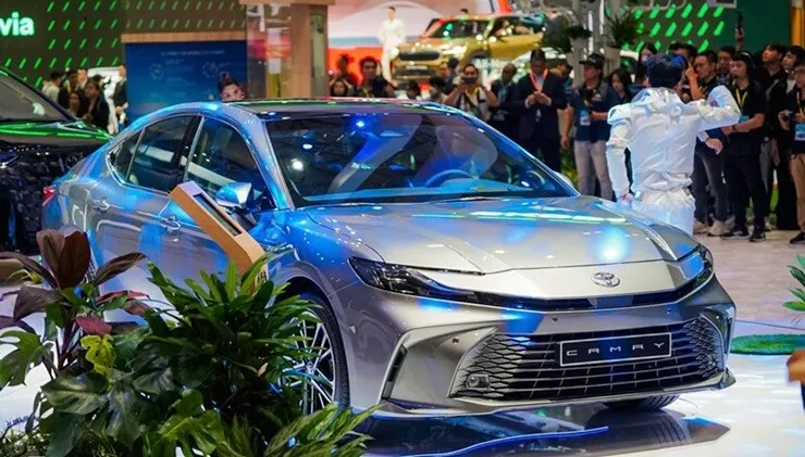 Hơn 1 Tỷ Đồng: Chọn Sedan Toyota Camry, Mercedes-Benz C200 Hay Honda Civic?