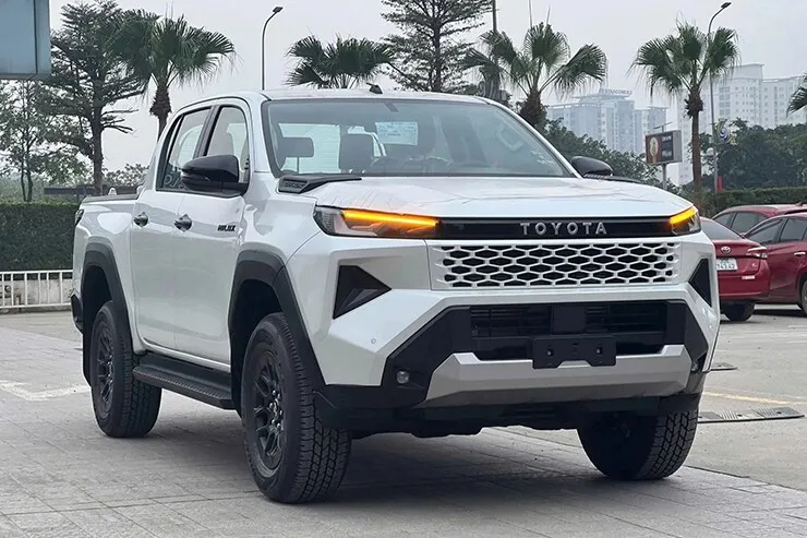 Toyota Hilux giảm giá sâu, giá bản Pro rẻ hơn Ford Ranger