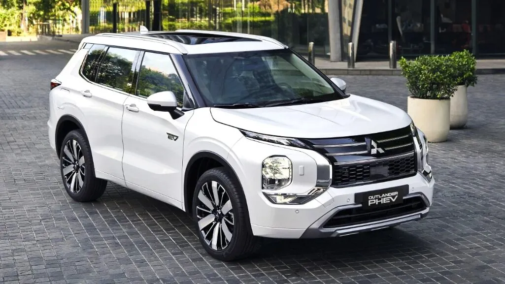 Mitsubishi Outlander PHEV ra mắt Đông Nam Á, giá gần 1.2 tỷ đồng