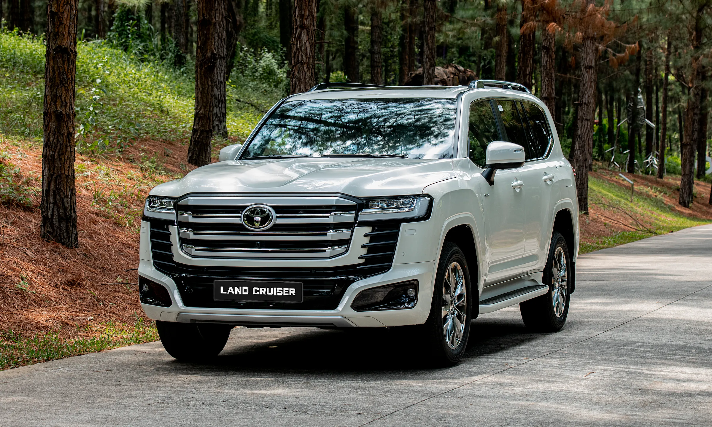 Toyota Land Cruiser hybrid ra mắt: Mạnh mẽ, tiết kiệm, giá hơn 4,7 tỷ đồng