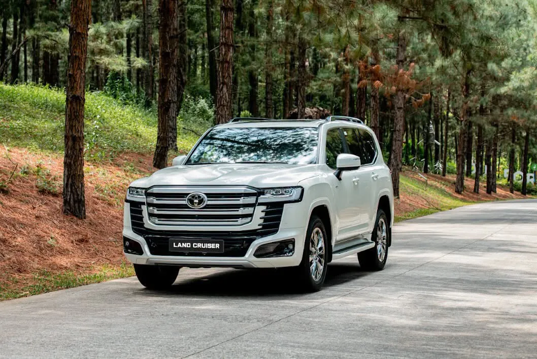 Toyota Land Cruiser 300 HEV giá 4,71 tỷ đồng: SUV cỡ lớn
