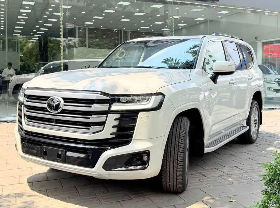 Toyota Land Cruiser 300 HEV ra mắt: Giá từ 4,73 tỷ, động cơ Hybrid mạnh mẽ