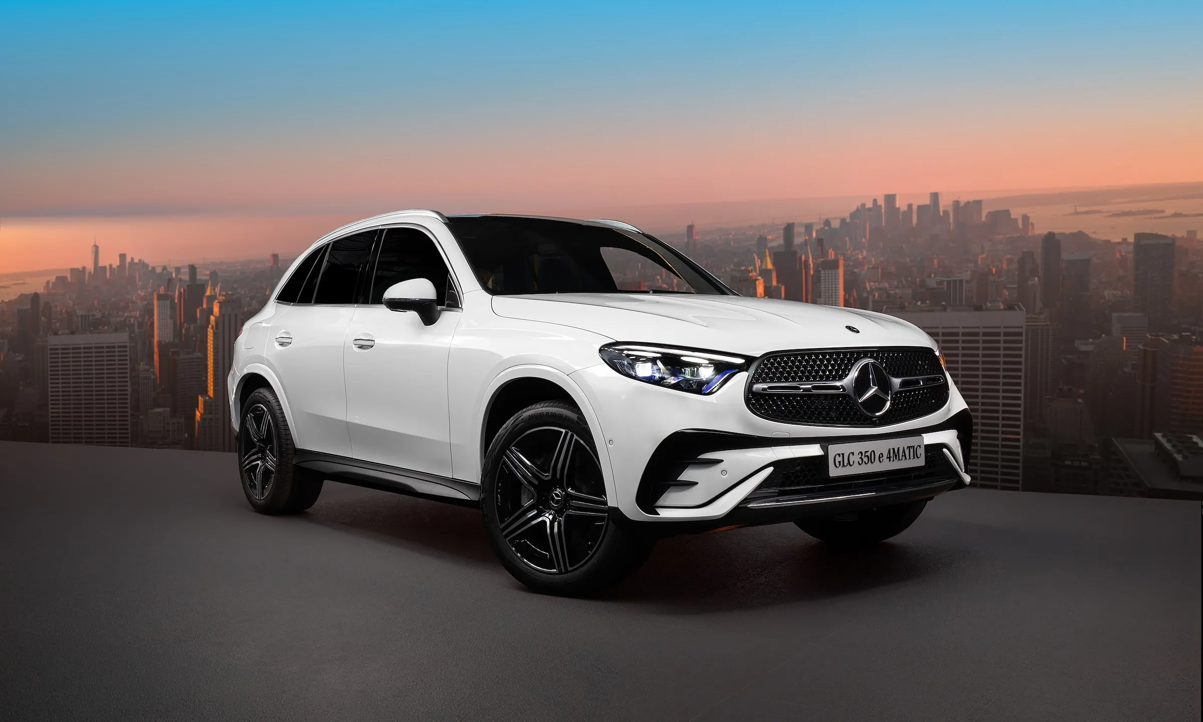 Mercedes GLC 350e ra mắt: Giá sốc, giảm hơn 300 triệu, tầm hoạt động 128km