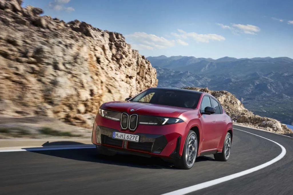 BMW iX4: SUV coupe điện 828 km, bản M60 mạnh 612 mã lực