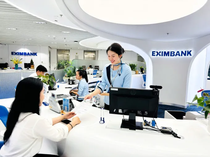 Khách hàng giao dịch tại một chi nhánh Eximbank.