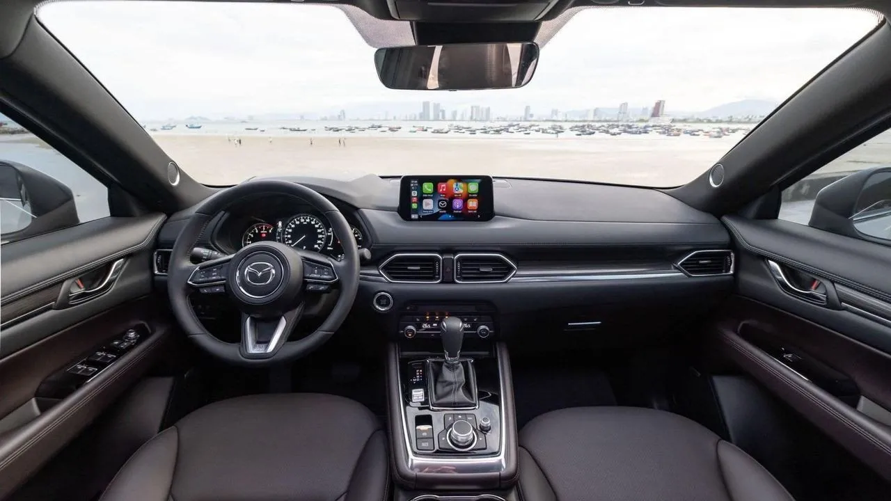 Khoang cabin của Mazda CX-8 2026 tiếp tục theo đuổi triết lý