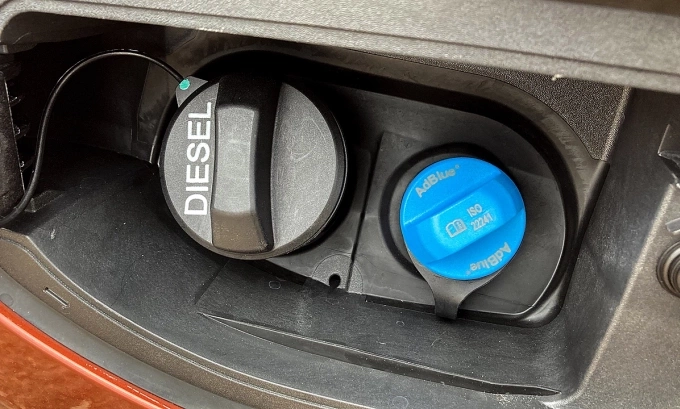 Nắp mở để nạp dung dịch AdBlue (màu xanh) trên xe Everest thế hệ trước. Ảnh: Thành Nhạn