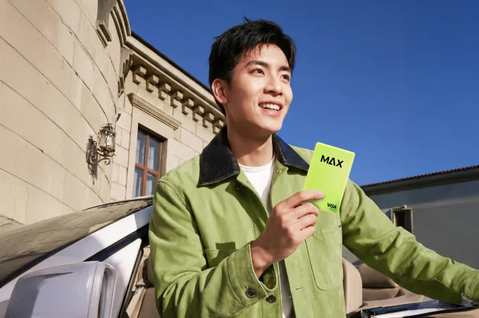 Người trẻ sử dụng thẻ thẻ tín dụng Max Card. Ảnh: VIB