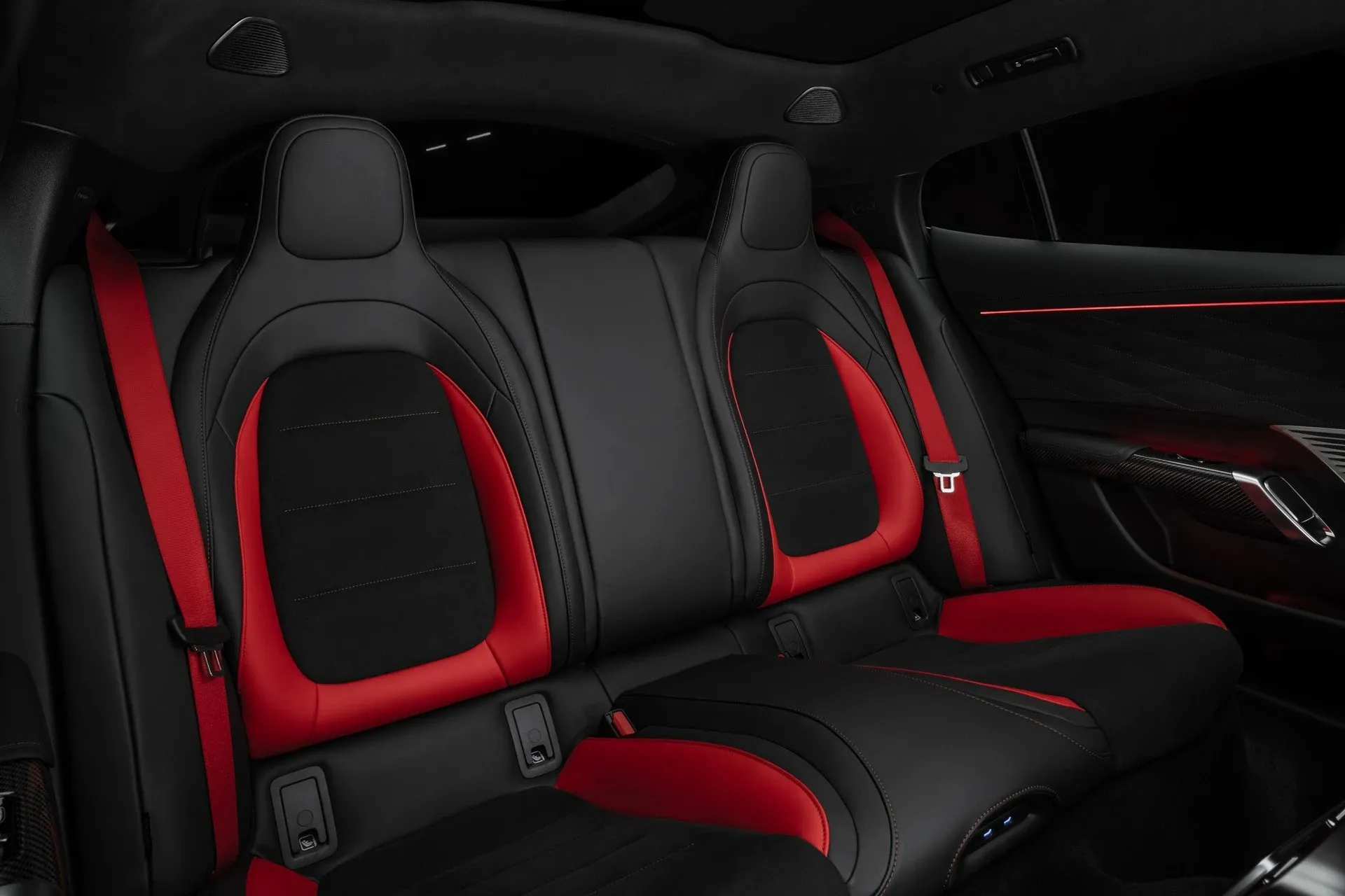 Khách hàng có thể lựa chọn ghế thể thao AMG Performance.