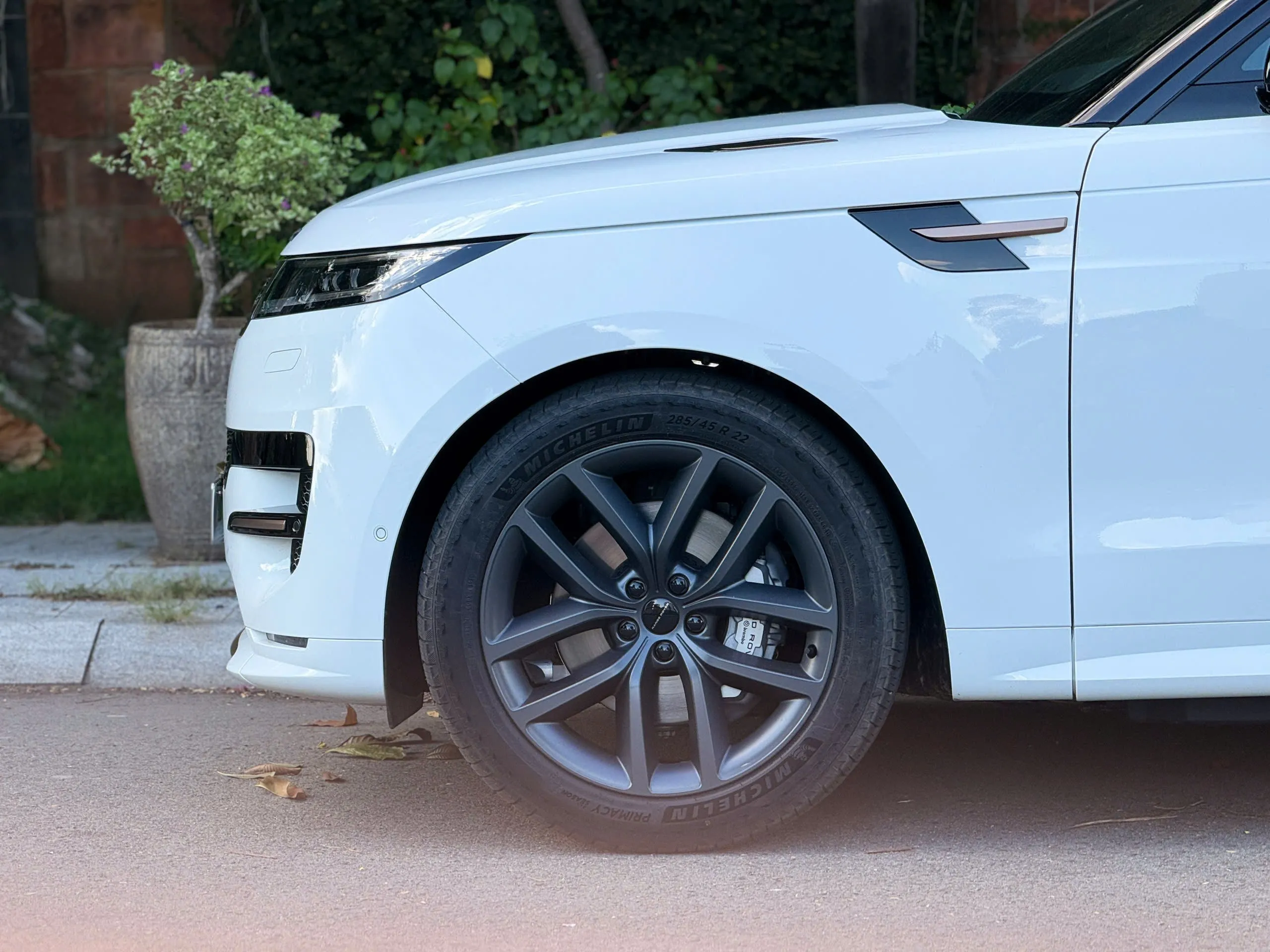 Chi tiết mẫu xe Range Rover Sport PHEV đầu tiên có mặt tại Việt Nam, giá hơn 8 tỷ đồng - 4