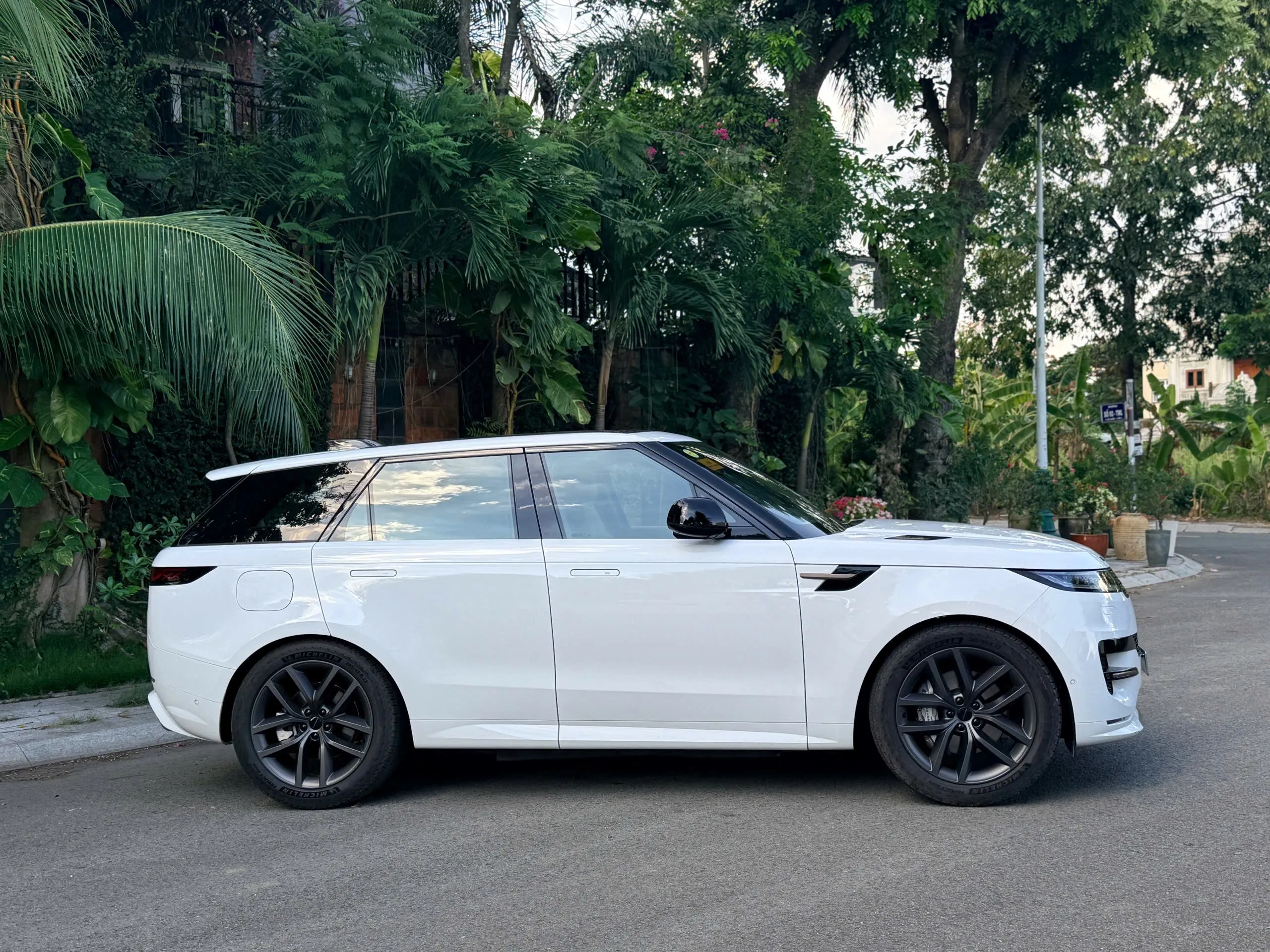 Chi tiết mẫu xe Range Rover Sport PHEV đầu tiên có mặt tại Việt Nam, giá hơn 8 tỷ đồng - 6