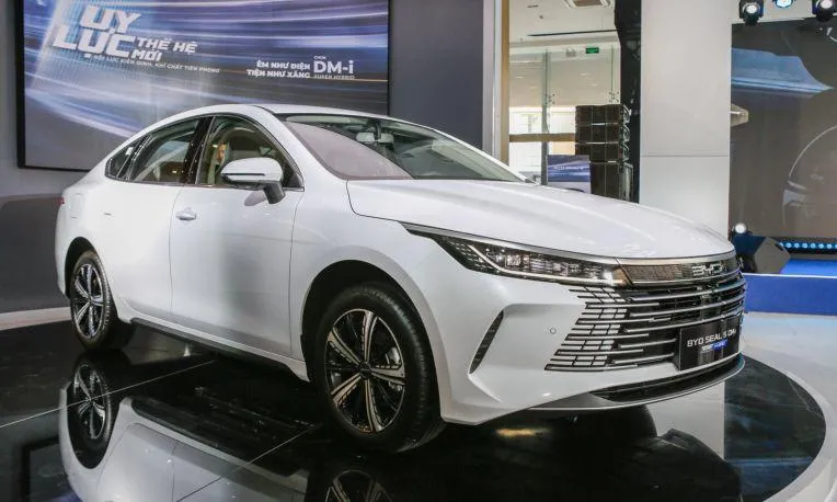 Seal 5 hybrid tăng tốc 0-100 km/h trong 7,5 giây. Mức tiêu hao nhiên liệu khoảng 3,8 lít/100 km.