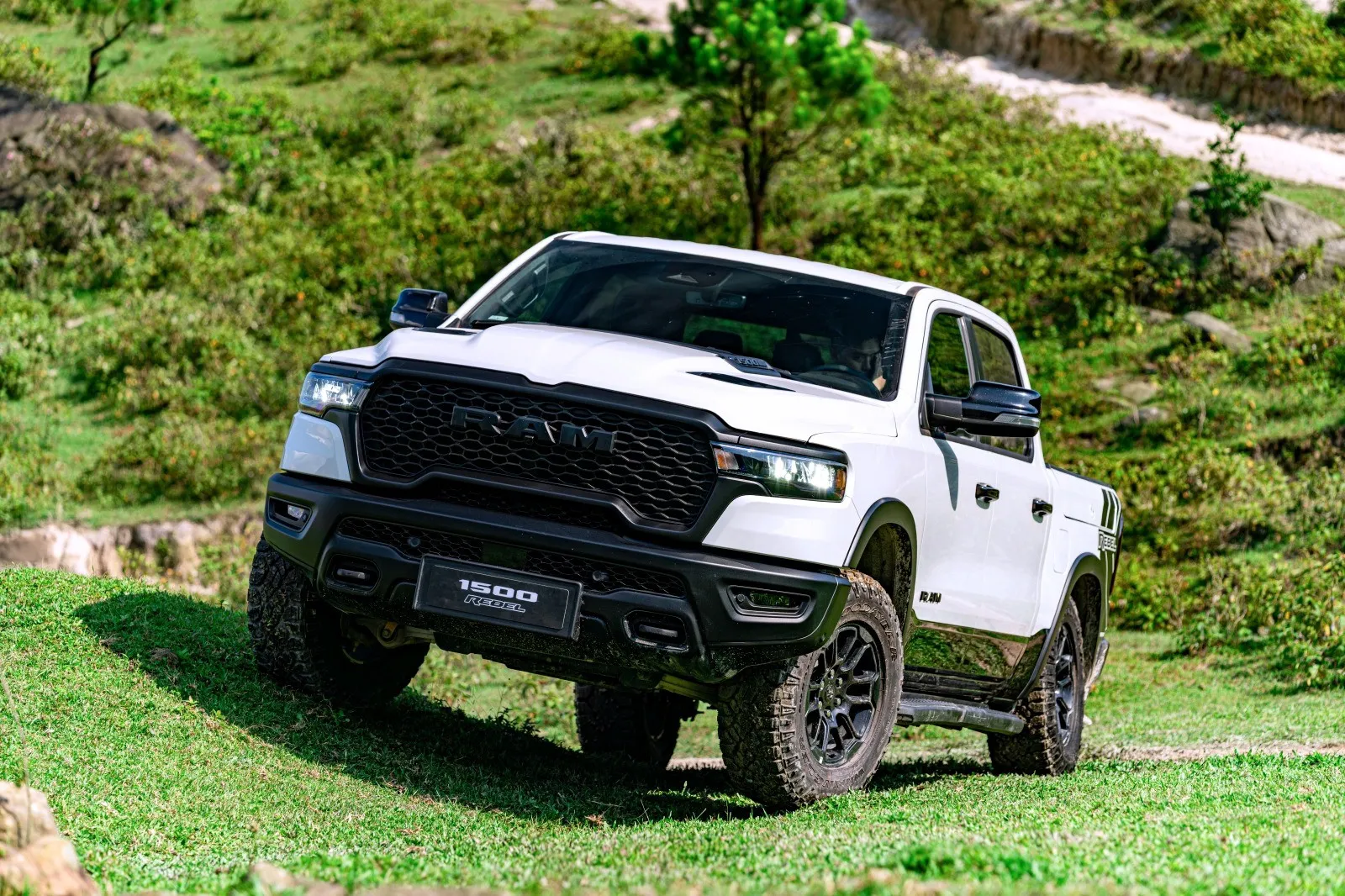 Ram 1500 Rebel mới có kích thước tổng thể dài 5.903 mm và rộng 2.062 mm.