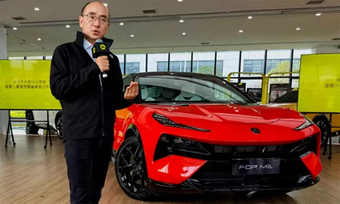 CEO Feng Qingfeng và mẫu Lotus Eletre X. Ảnh:
