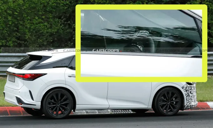 Hình ảnh nội thất RX 2028 chụp vội qua lớp kính. Ảnh: Carscoops