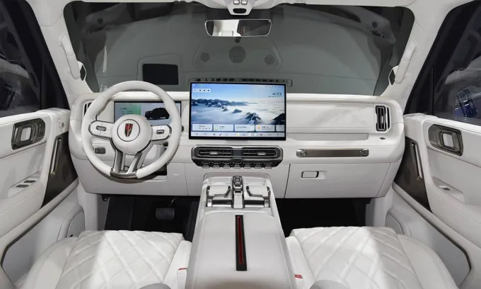 Vô-lăng tròn ba chấu, đồng hồ kỹ thuật số và màn hình trung tâm cỡ lớn. Ảnh: CarReview