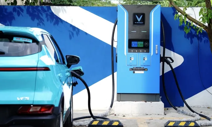 Ôtô điện chạy dịch vụ sạc pin tại một trạm của VinFast ở TP HCM. Ảnh: Thành Nhạn