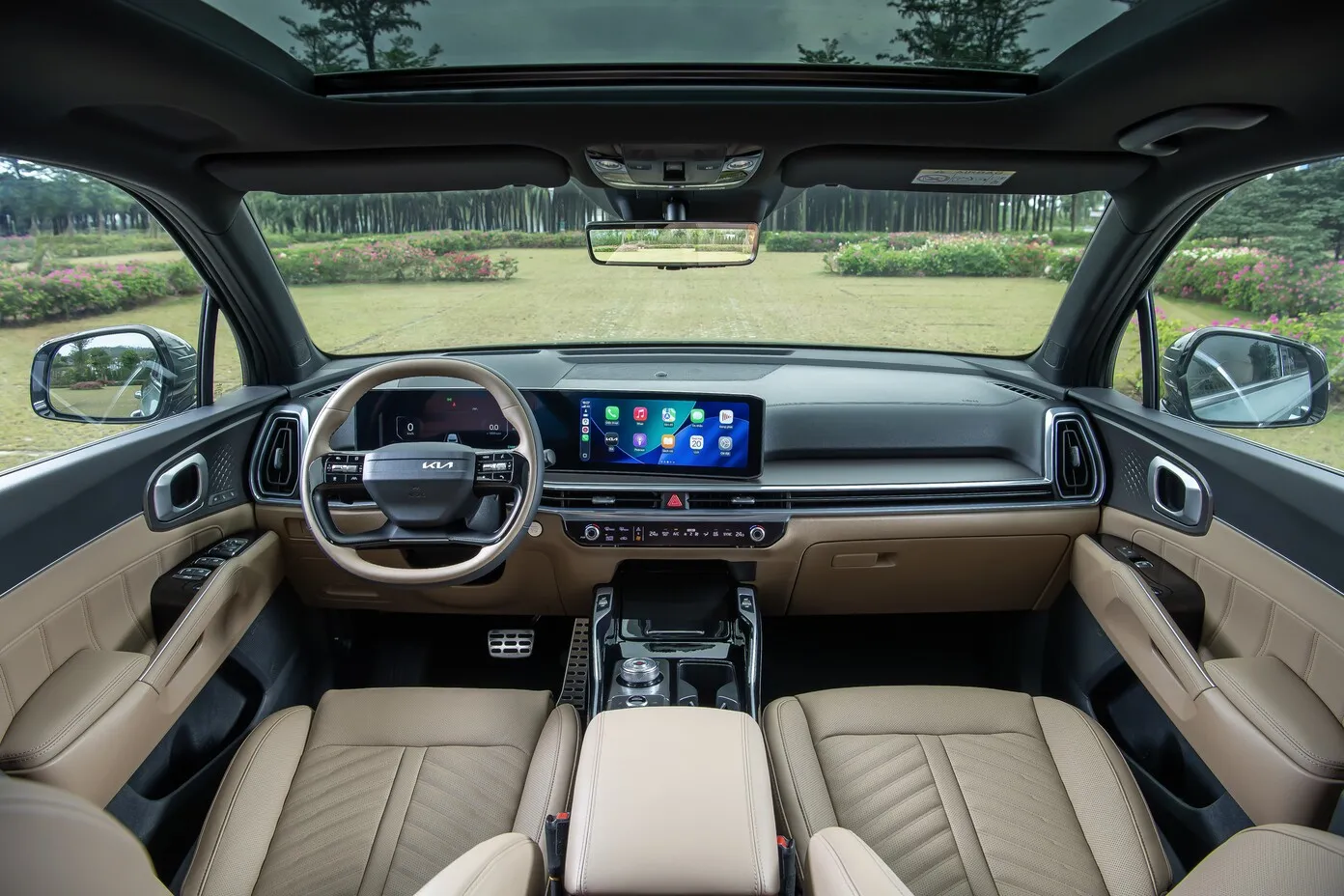 Bên trong, Kia New Sorento Hybrid tiếp tục duy trì cấu hình 7 chỗ ngồi.
