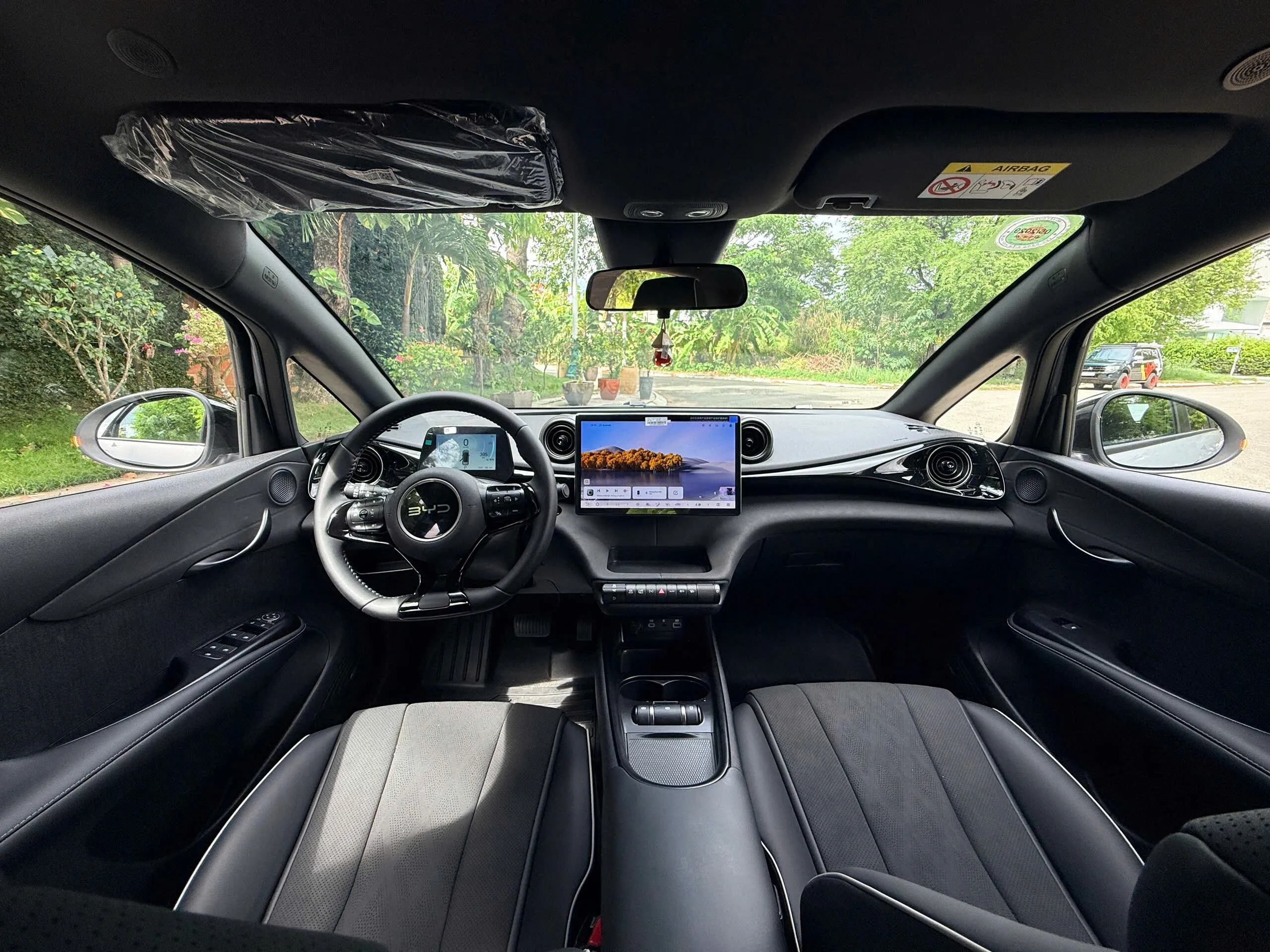 Bên trong khoang lái, BYD tiếp tục chiều lòng khách hàng trẻ bằng những trang bị công nghệ.
