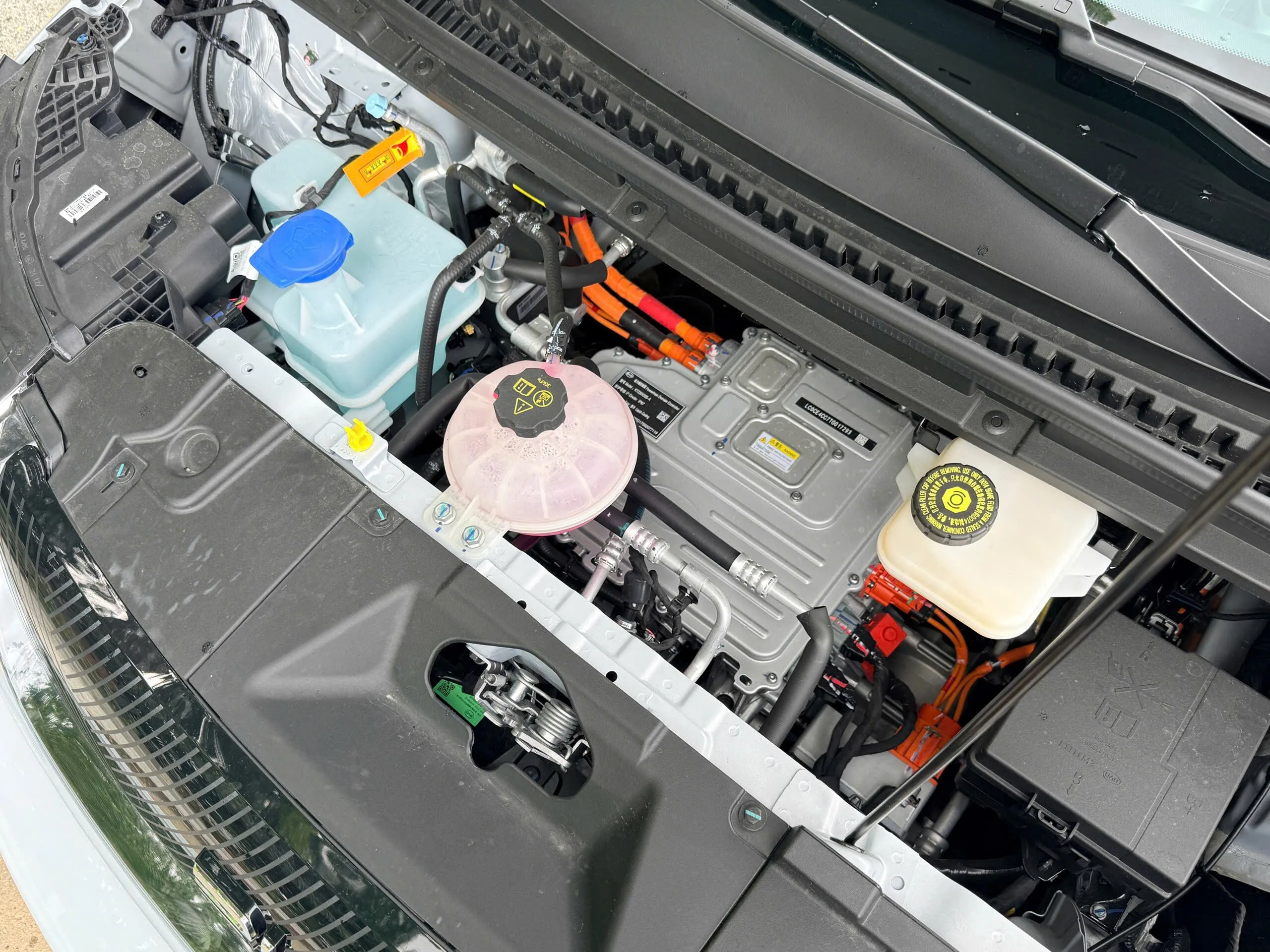 Xe được trang bị khối động cơ điện nam châm vĩnh cửu, cho công suất 94 mã lực và mô-men xoắn 180 Nm.