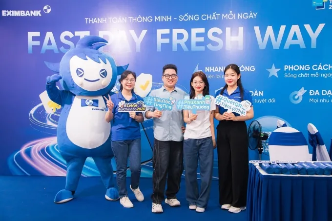 Gian hàng thu hút khách tham quan. Ảnh: Eximbank