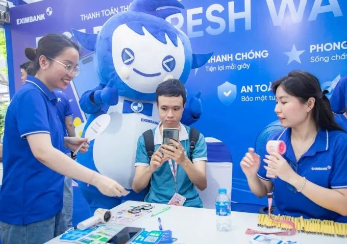 Khách hàng trải nghiệm mở tài khoản trực tuyến trên Eximbank EDigi ngay tại gian hàng sự kiện. Ảnh: Eximbank