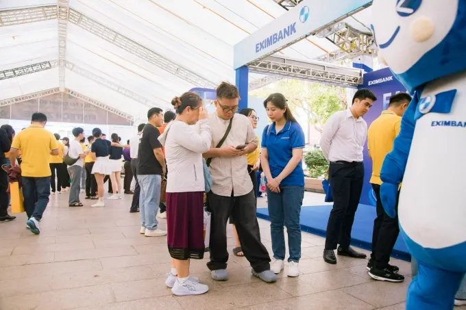 Khách tham quan tìm hiểu và trải nghiệm dịch vụ. Ảnh: Eximbank