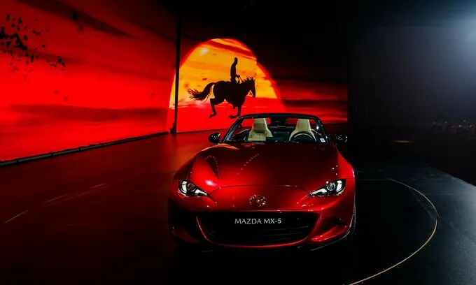 Triết lý jinba-ittai trên màn hình phía sau chiếc xe thể thao MX-5. Ảnh: Mazda