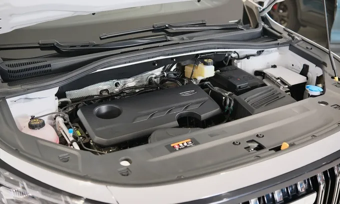 Khoang máy của một mẫu xe phổ thông sử dụng cấu hình động cơ đặt ngang, dẫn động cầu trước. Ảnh: Hồ Tân