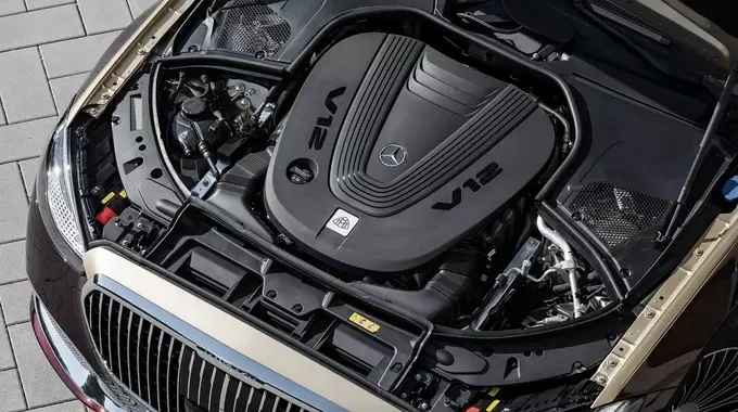 Khối động cơ V12 đặt dọc trên mẫu Mercedes Maybach S-Class S680. Ảnh: Motor1