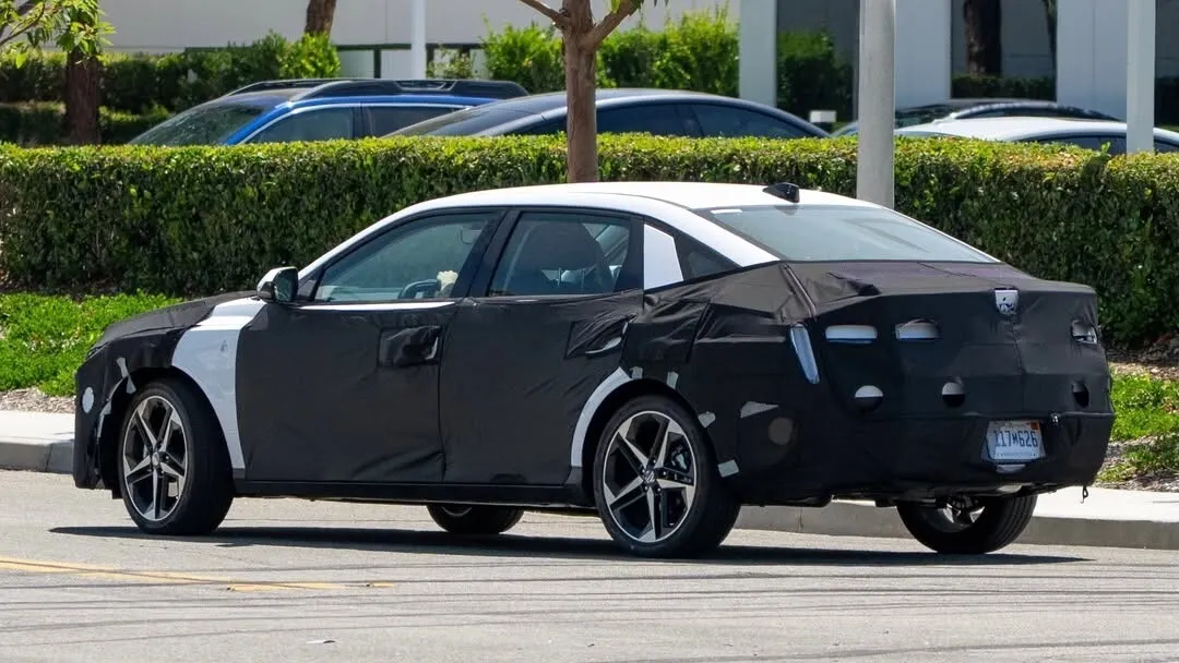 Hyundai Elantra phiên bản nâng cấp chạy thử nghiệm trên đường phố - 2