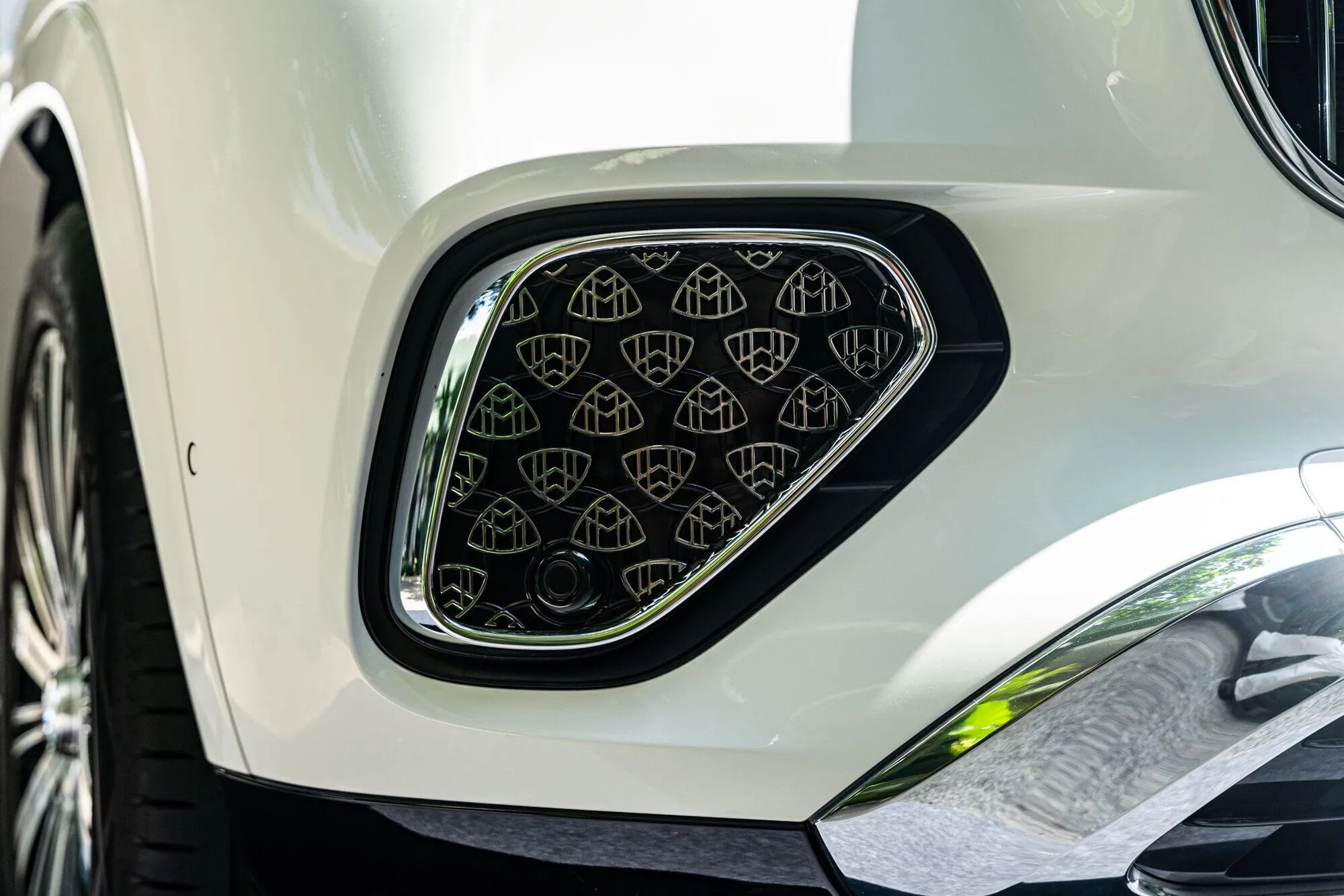 Logo Maybach được xuất hiện rất nhiều nơi.