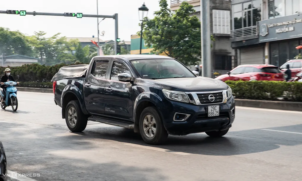 Nissan Navara chạy trên phố Hà Nội, tháng 5/2026. Ảnh: Minh Quân