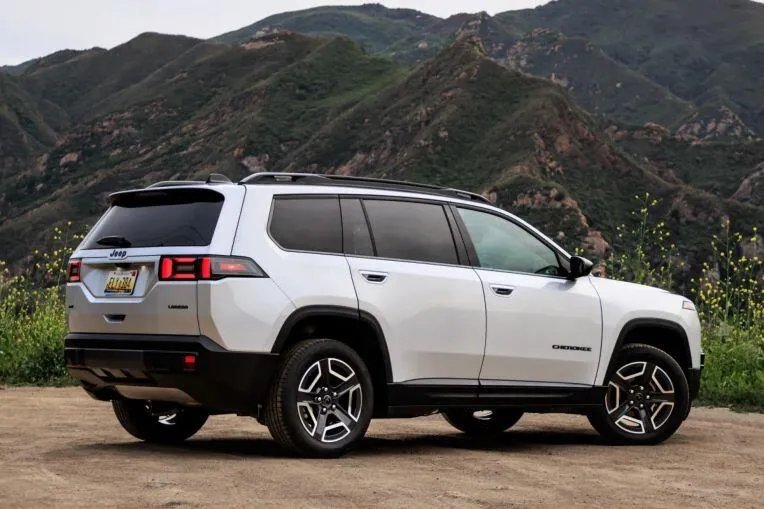 Jeep Cherokee được xếp vào phân khúc SUV cỡ C nhưng sở hữu kích thước tổng thể khá lớn.