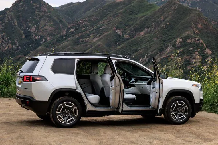 Jeep Cherokee sử dụng hệ truyền động hybrid kết hợp động cơ xăng tăng áp 1.6L và hai mô-tơ điện.
