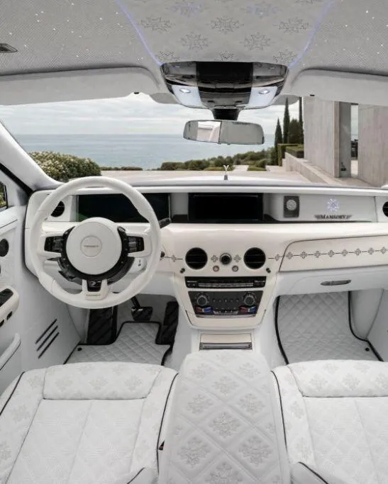 Mansory tiếp tục theo đuổi phong cách quen thuộc là thay đổi diện mạo và nâng cấp không gian nội thất.
