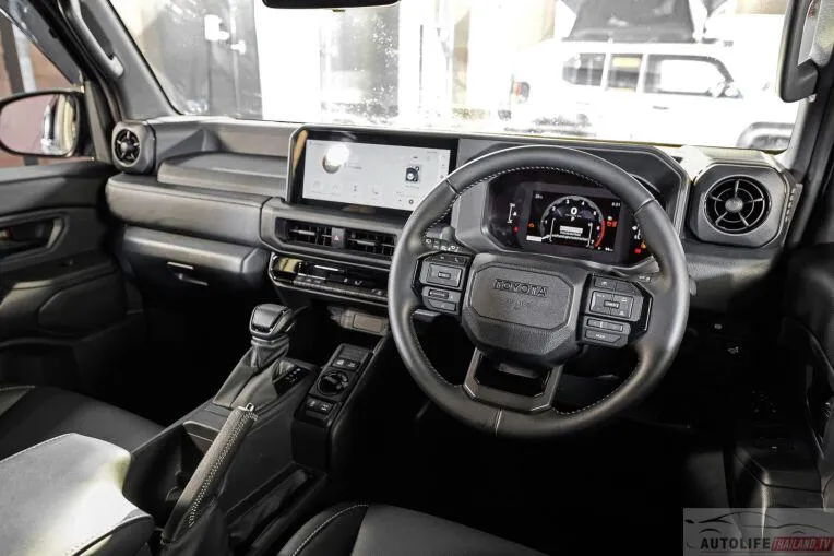 Nội thất bên trong xe Toyota Land Cruiser FJ tại thị trường Thái.