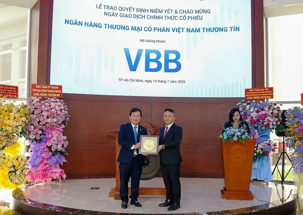 Ông Dương Nhất Nguyên, Chủ tịch Vietbank nhận quyết định niêm yết từ ông Trịnh Sơn Hồng - Quyền Chủ tịch Sở Giao dịch chứng khoán TP HCM. Ảnh: Vietbank