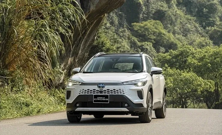 Mua xe 5 chỗ hybrid nào tốt hơn: HR-V e:HEV RS hay Corolla Cross HEV? - 2