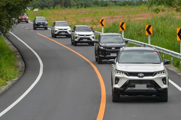 Giá xe Toyota Fortuner tháng 7/2026, bản máy xăng từ 1,155 tỷ đồng - 2